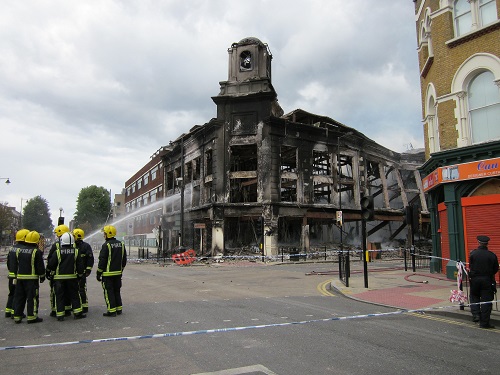 Carpetright_store_after_Tottenham_riots.jpg